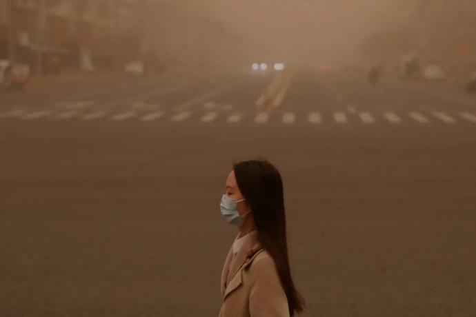 实拍强沙尘暴下的北京:黄沙遮天蔽日