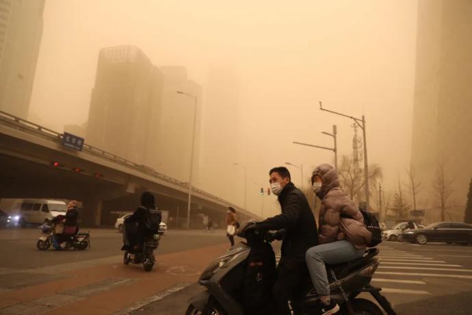 实拍强沙尘暴下的北京:黄沙遮天蔽日