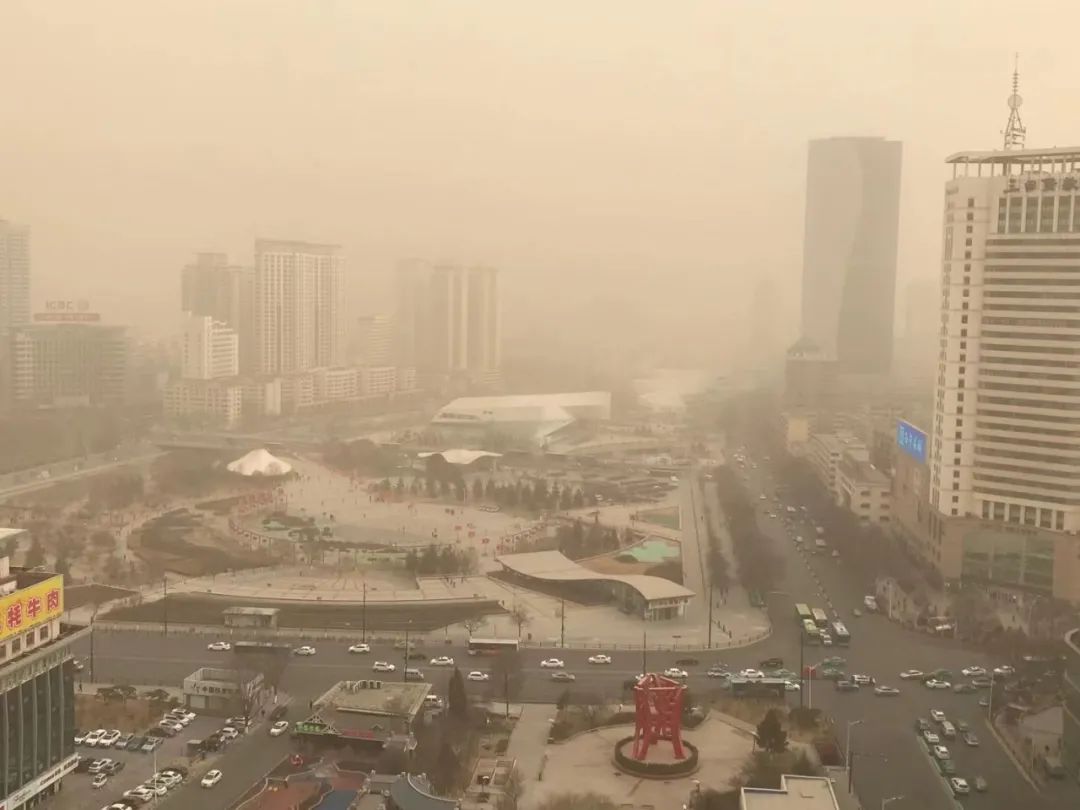 天空昏黄一片西宁出现明显沙尘天气没曾想今天海东等地出现短时浮尘