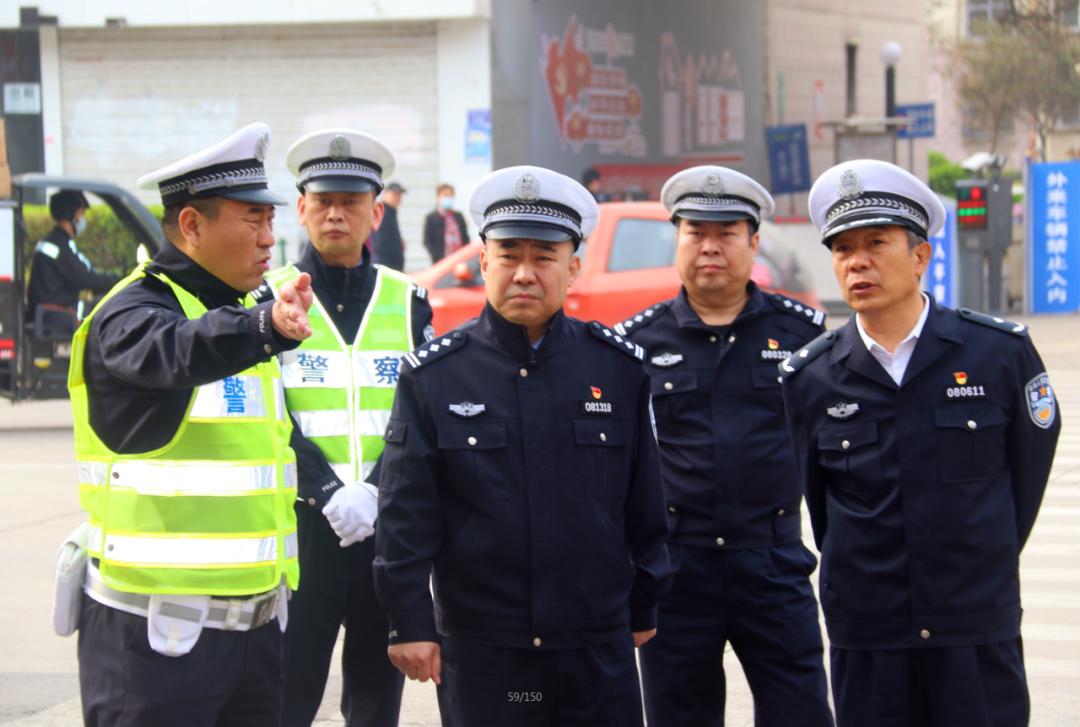 临汾市公安局交警支队党委书记曹国刚同志带领支队党委班子实地研判