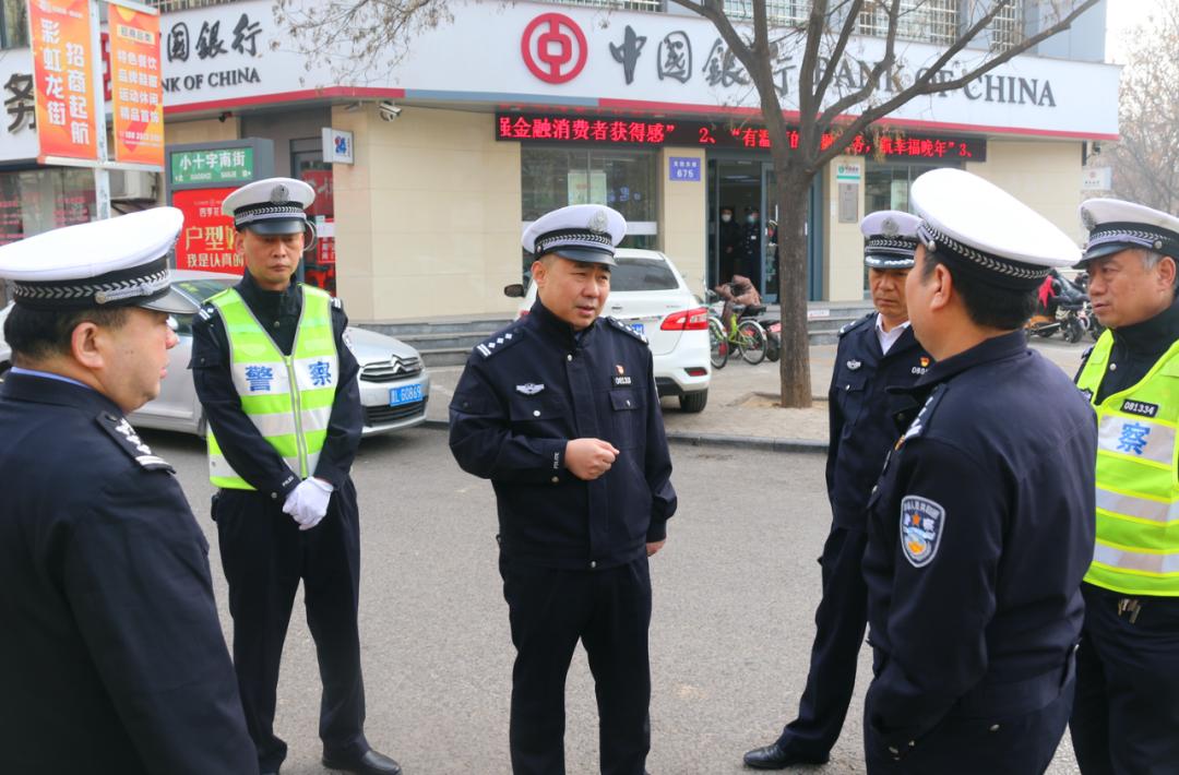 临汾市公安局交警支队党委书记曹国刚同志带领支队党委班子实地研判