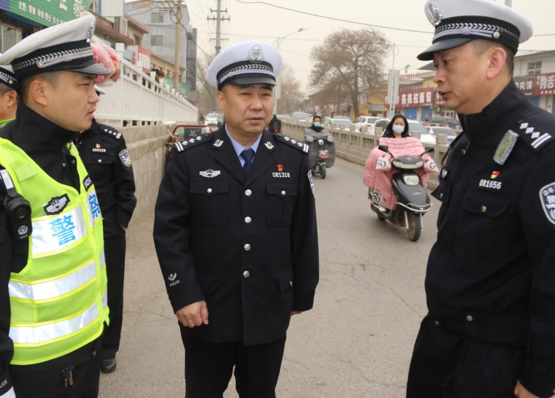 临汾市公安局交警支队党委书记曹国刚同志带领支队党委班子实地研判