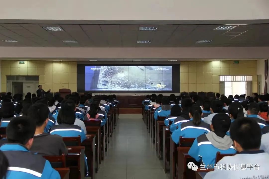 雷占许老师鼓励同学们努力学习,续航天梦,圆中国梦.