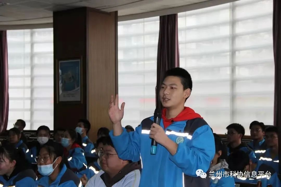 雷占许老师鼓励同学们努力学习,续航天梦,圆中国梦.