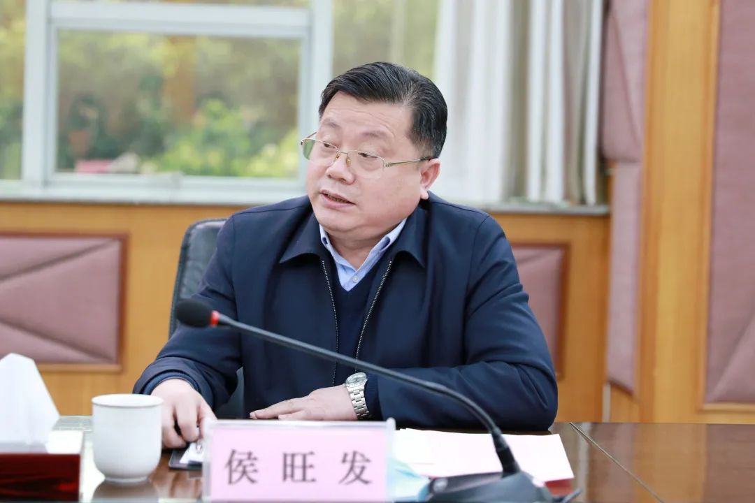 省法院党组成员,政治部主任侯旺发,省法院执行局局长刘勇出席座谈会并