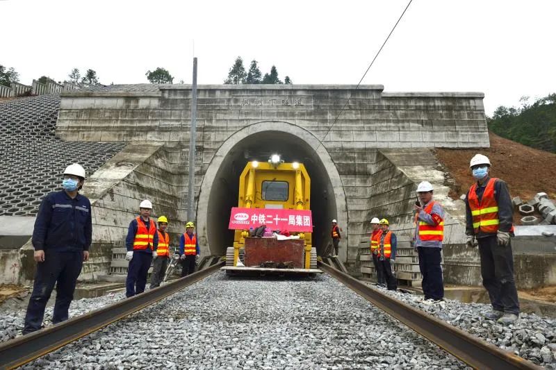 3月10日,兴泉铁路石城段正式铺轨,标志着兴泉铁路江西境内最后一段