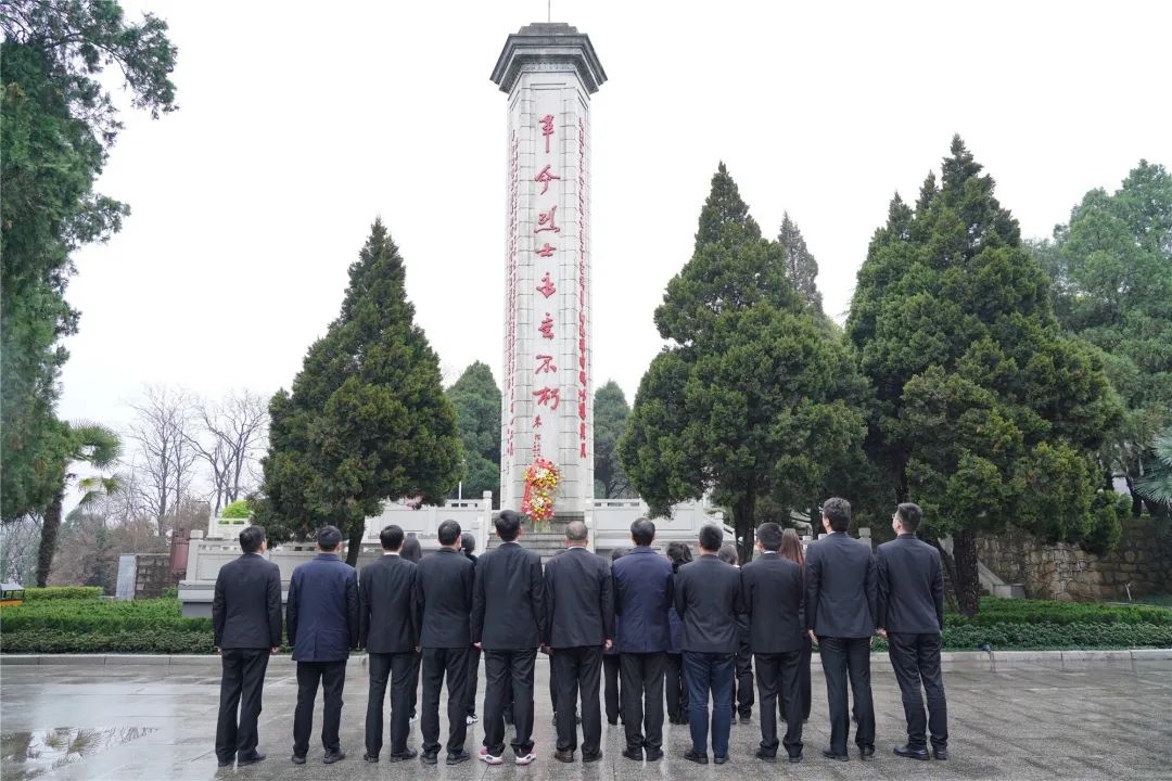 瞻仰革命烈士纪念碑