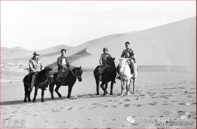 【敦煌老照片】1943年的敦煌莫高窟,鸣沙山一串足迹月牙泉风景优美