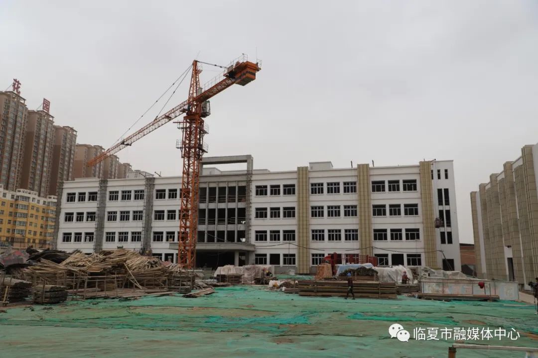 临夏市第四实验小学,凤林小学建设项目,现场挖机,卡车正在紧张作业,多