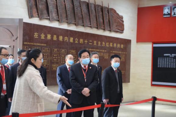 易桢梧精彩讲授《百年党史的重要启示和开展党史教育活动的重大意义》