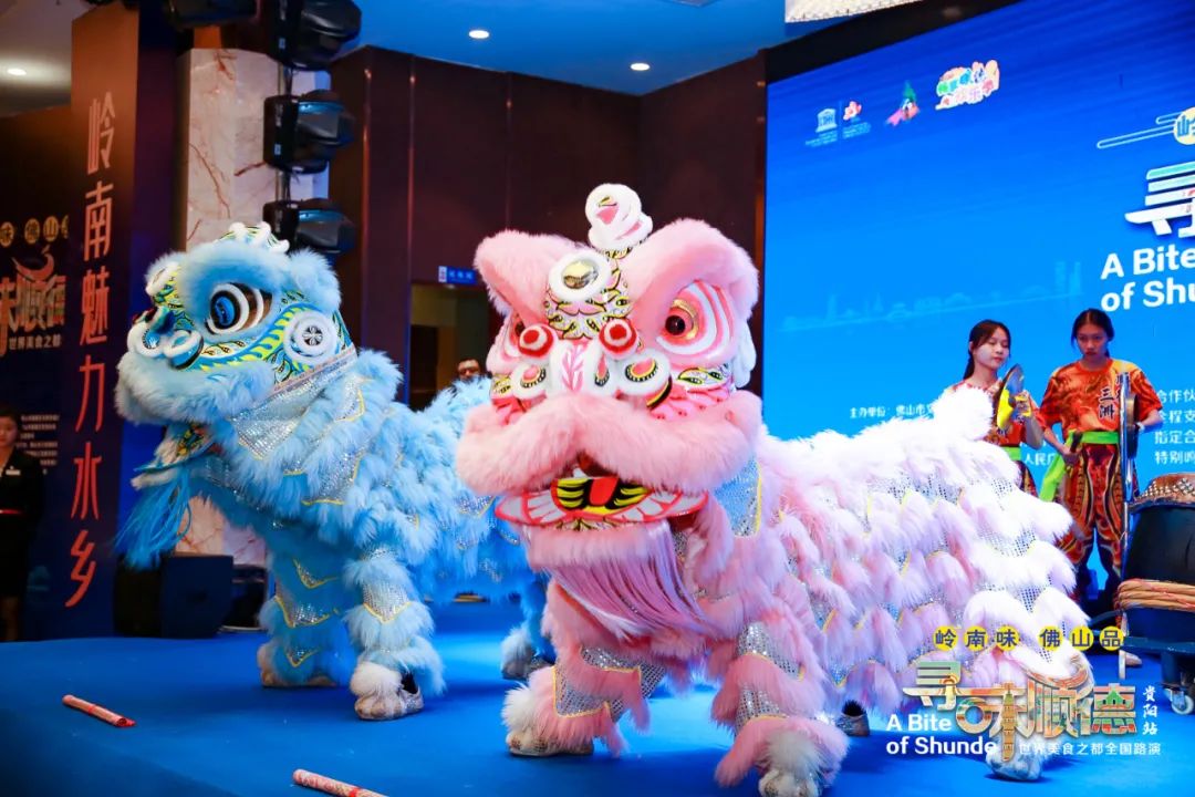 醒狮 来自顺德伦教三洲龙狮团的, 两只粉红色,粉蓝色的新狮头首次登