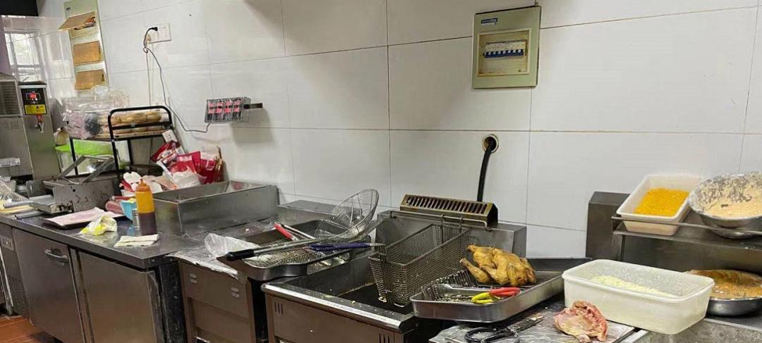临江人真口沏炸鸡正新鸡排华莱士等一些油炸餐饮店后厨曝光