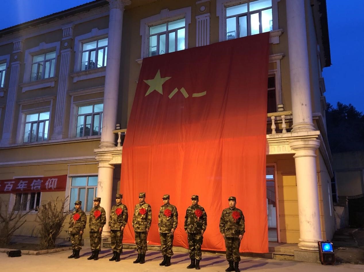 在部队要好好干,争取立功…伴随欢送的军歌,在基地送别的场景中