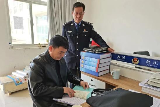 随后,朱万义同志来到城南警务室,专门检查了社区民警的学习笔记,同时