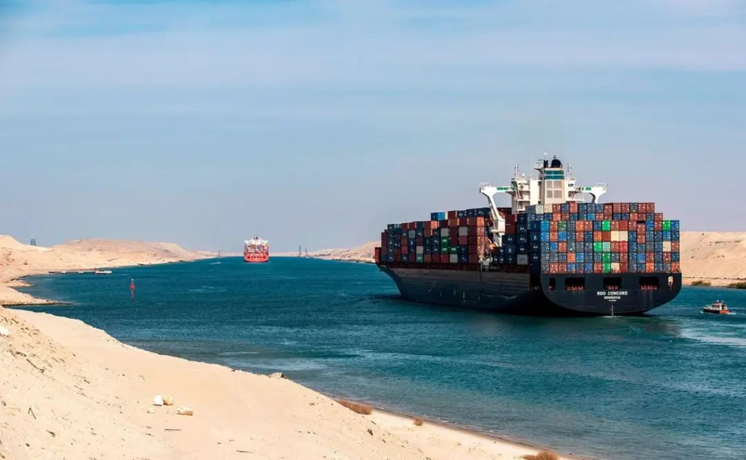埃及苏伊士运河因巨型集装箱船搁浅而受阻