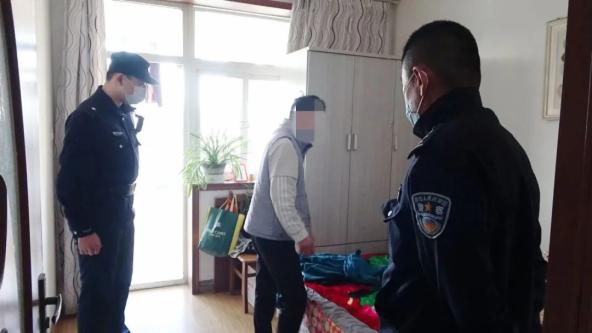 带离时,韩某某联系其居住于同小区的岳母来家照看孩子,并留下一名女