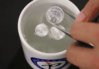 科学实验生活中的小魔术硬币为什么可以浮起来
