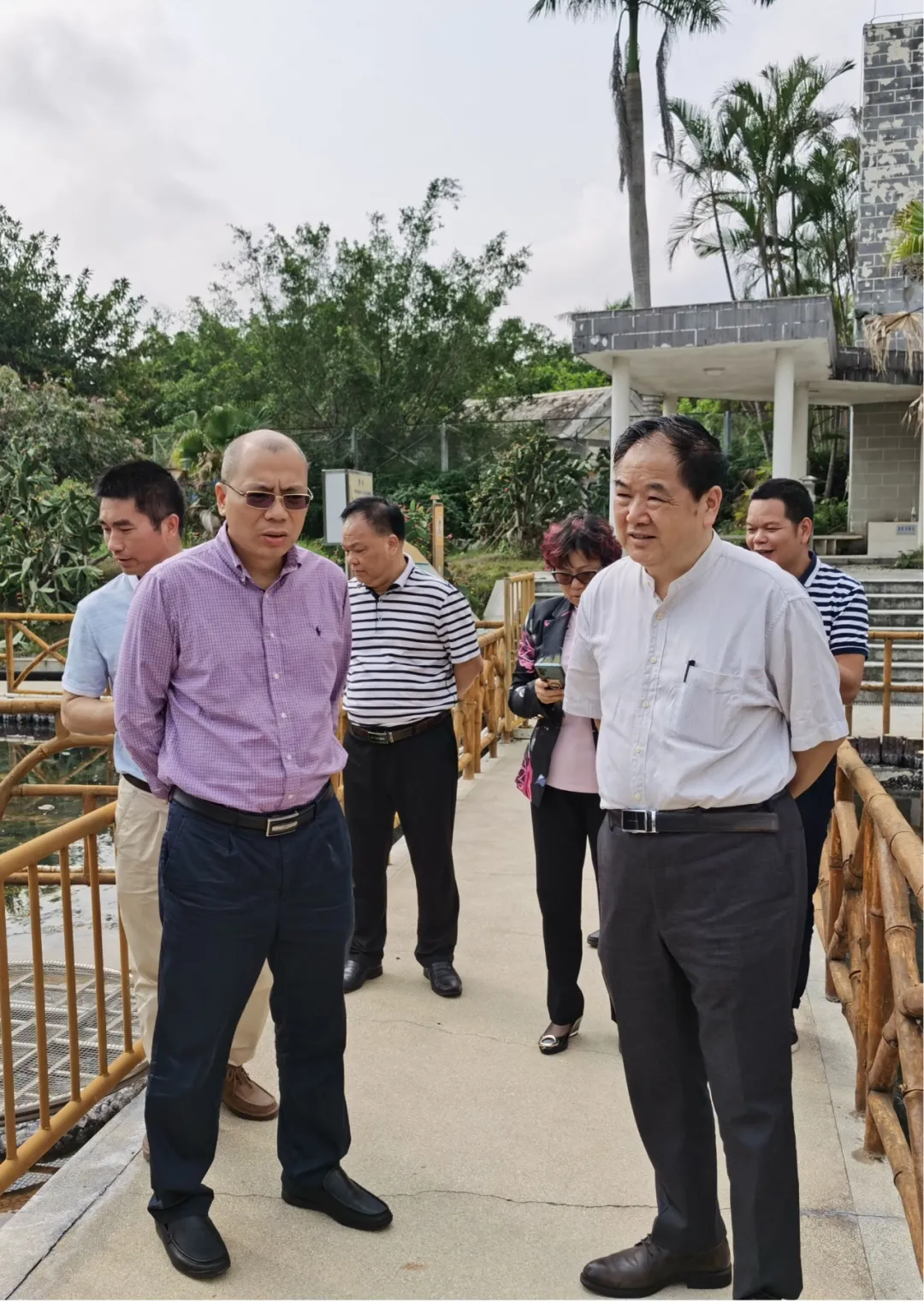 恩平市副市长张红艺(左)会同考察组参观项目,向中国房地产报社社长,社
