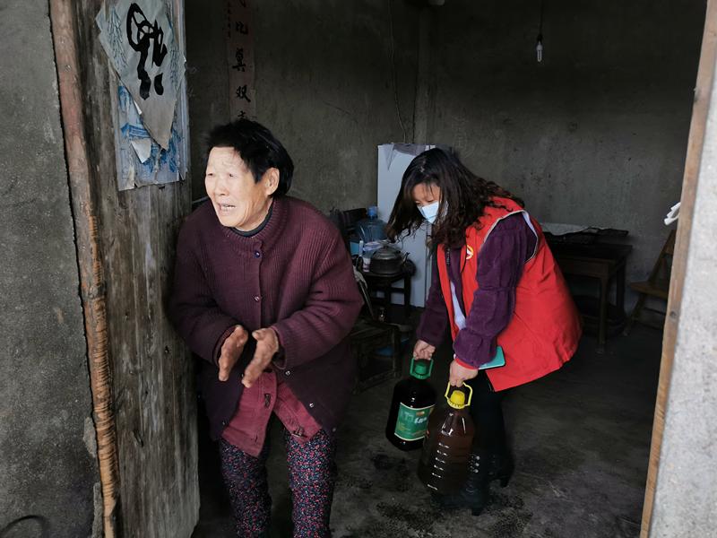 2021年3月8日,审计局干部看望包联村孤寡老人