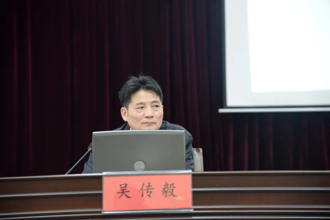 学习会上,湖南省委党校副校长吴传毅教授,以《历史和人民选择了中国