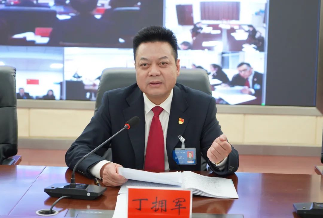 丁拥军以党史故事为切入点,着重阐述了队伍教育整顿的重大意义,要求