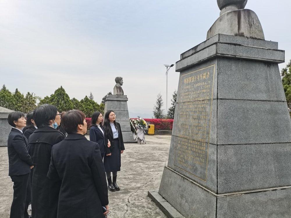 何功伟刘惠馨烈士陵园3月23日,市法院第一党支部全体党员干警来到恩施