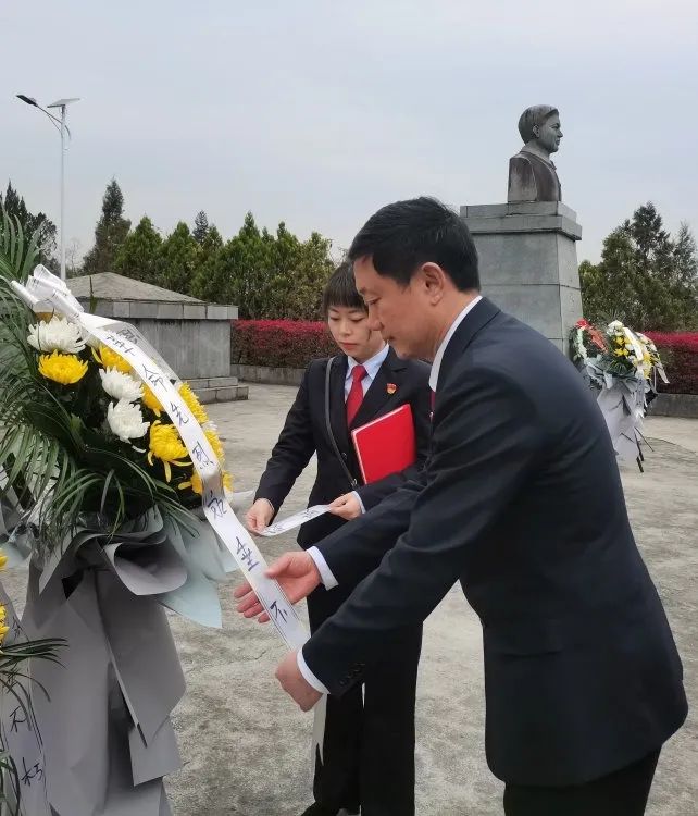 何功伟刘惠馨烈士陵园3月23日,市法院第一党支部全体党员干警来到恩施