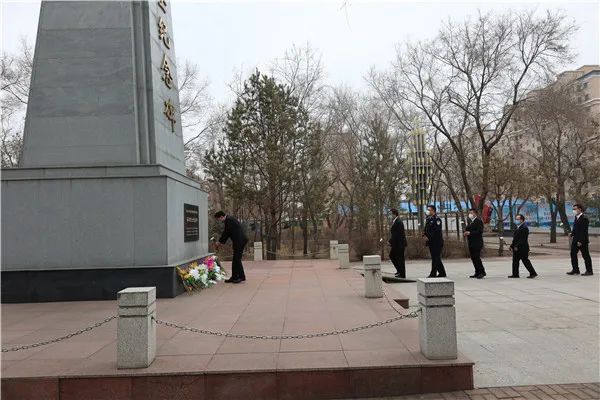 【教育整顿】缅怀先烈 铭记历史 安达法院组织干警到烈士陵园开展红色