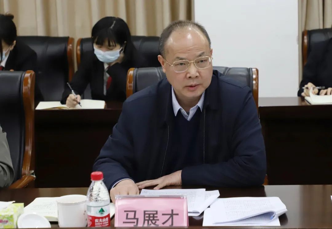 座谈会上,叶大敬代院长,梁广平检察长分别向指导组汇报了海城区法院