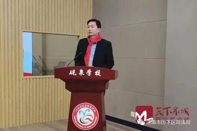 会上,首先观看了由砚泉学校学生带来的校园普法情景剧和介绍历史守法
