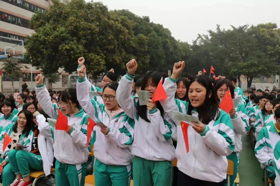 肇庆地质中学校服 以大红色为主打, 夺目之余还很耐脏,也耐看.