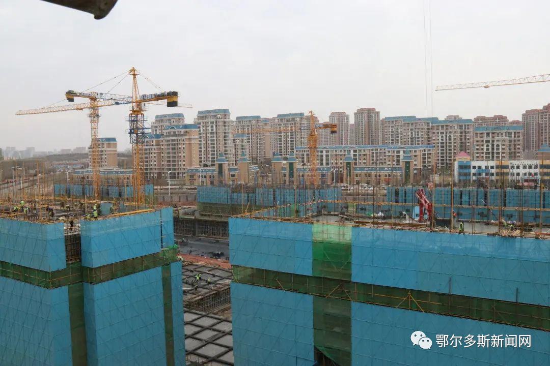 伊旗水岸新城正在建中心公园,cbd地下人行通道,麦当劳