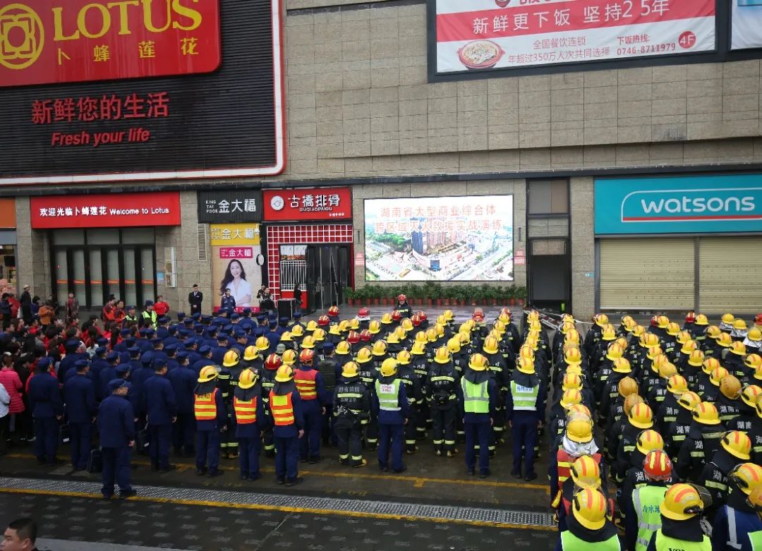 湖南一大型商场发生"火灾,180余名消防员前往救援