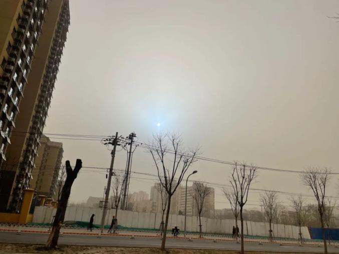 有北京网友发现,天上的太阳变成了蓝色,就好像在火星上看到的太阳一样