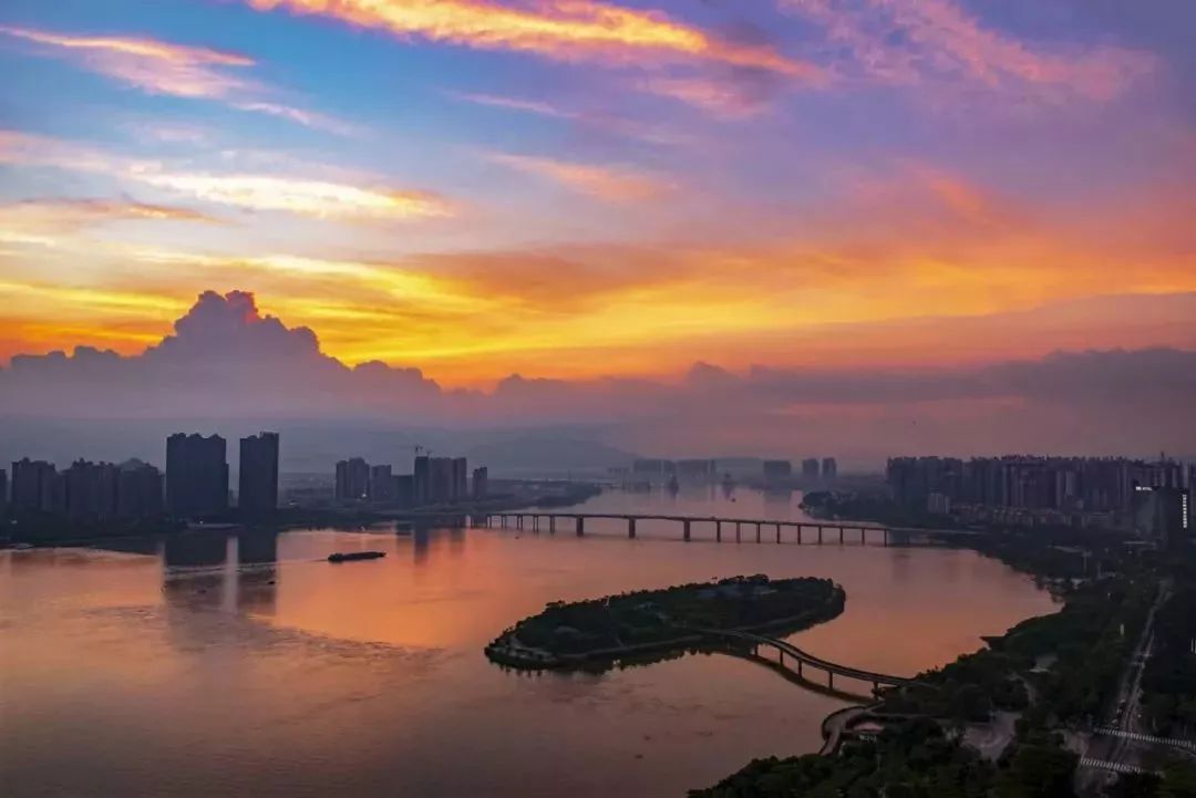 江心岛,坐拥一江两岸的胜景,是这座城市的标志,也是很多清远人眼中的