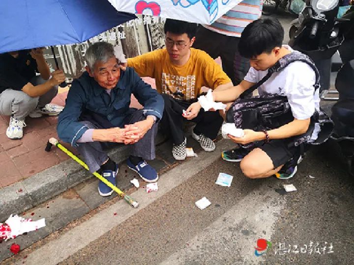 80多岁老人在湛江街头摔倒,接下来这一幕.