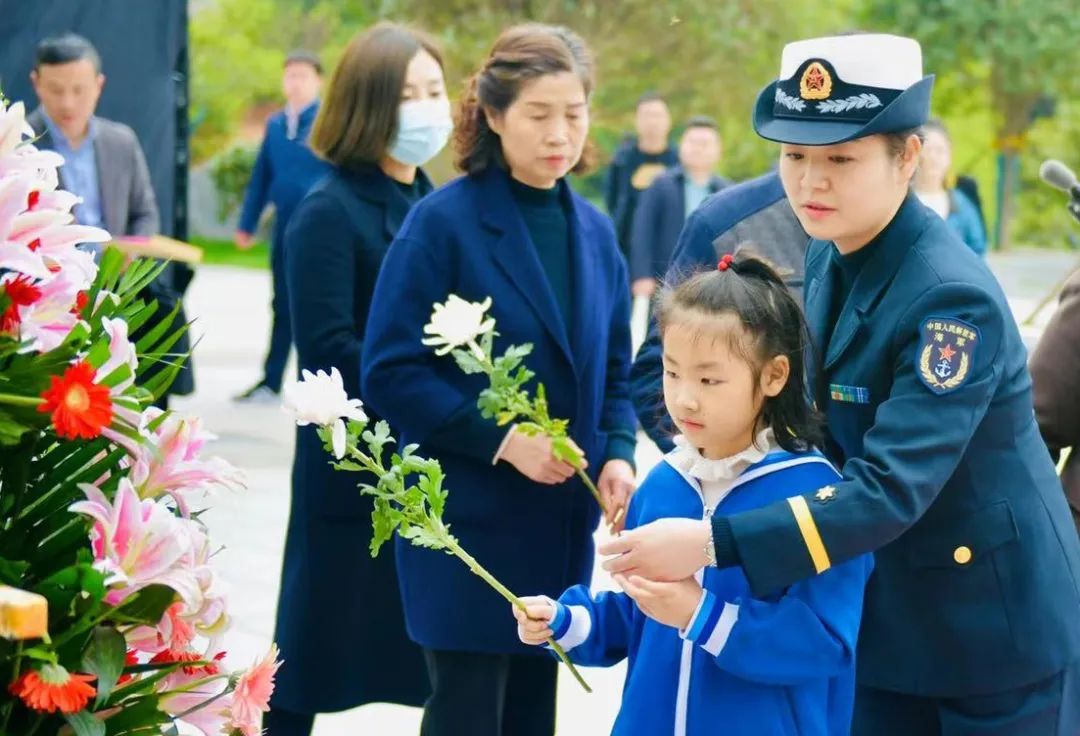 那个把人民英雄奖章当传家宝的小姑娘长大了