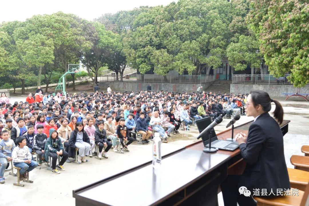 院长杨斌带领祥霖铺法庭庭长陈丽君等人作为另一支小分队,走进道县审