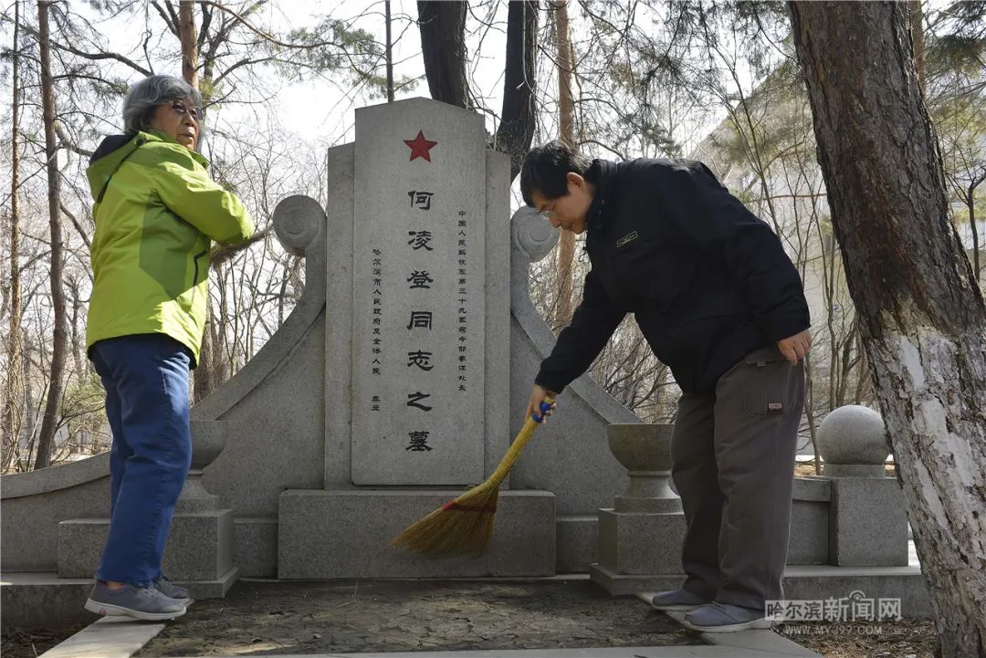 1970年,何志坚曾经陪同母亲吴为真来到哈尔滨烈士陵园为父亲祭扫.