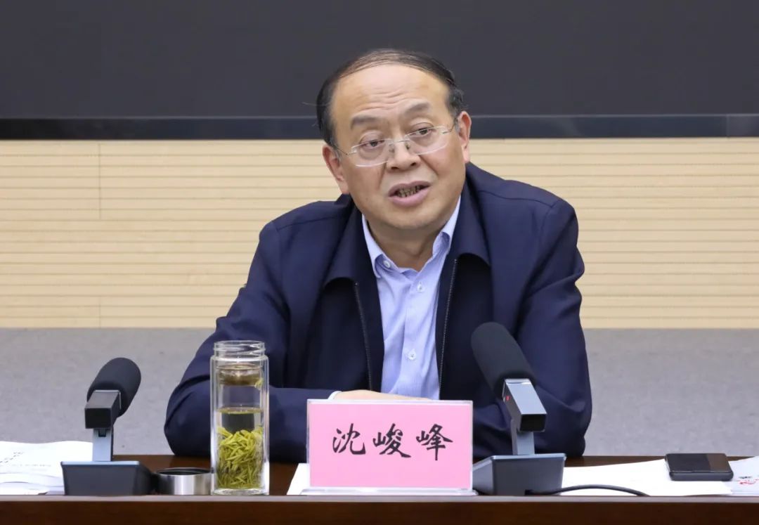 沈峻峰在县党政例会研究部署经济运行和相关重点工作时这样强调