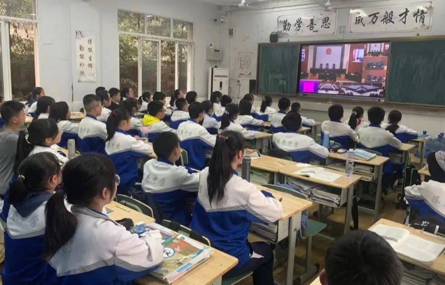 3月30日下午,在南充市陈寿中学一教学楼2楼初一2班的教室里,60多名
