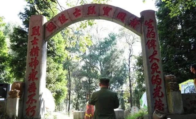 按照墓地情况,把肖国宝墓后移至蓑衣坡,小山之间的