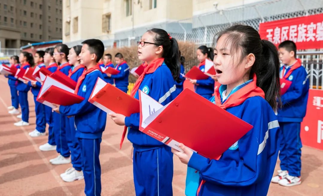 2021年3月29日,内蒙古呼和浩特市玉泉区民族实验小学学生在朗诵红色