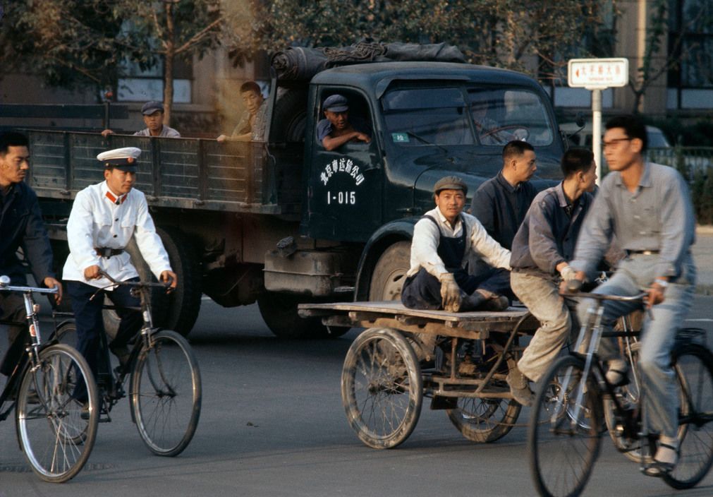 自行车大部队占据整条街道的是70年代早晚班高峰期交通越来越方便