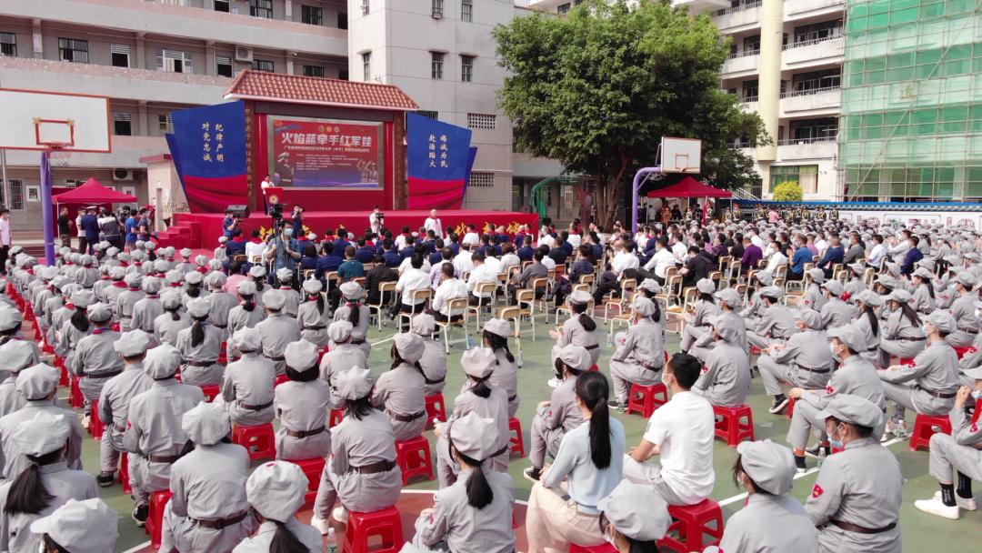 随后,消防指战员与红军中学学生牵起了手,在国旗下演讲,道出了消防