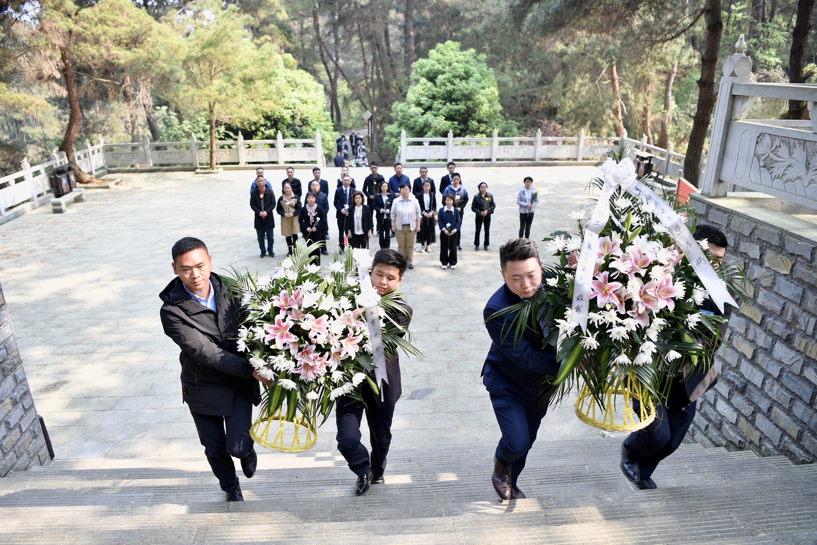 观山湖区统一战线:清明前夕赴区烈士陵园缅怀先烈