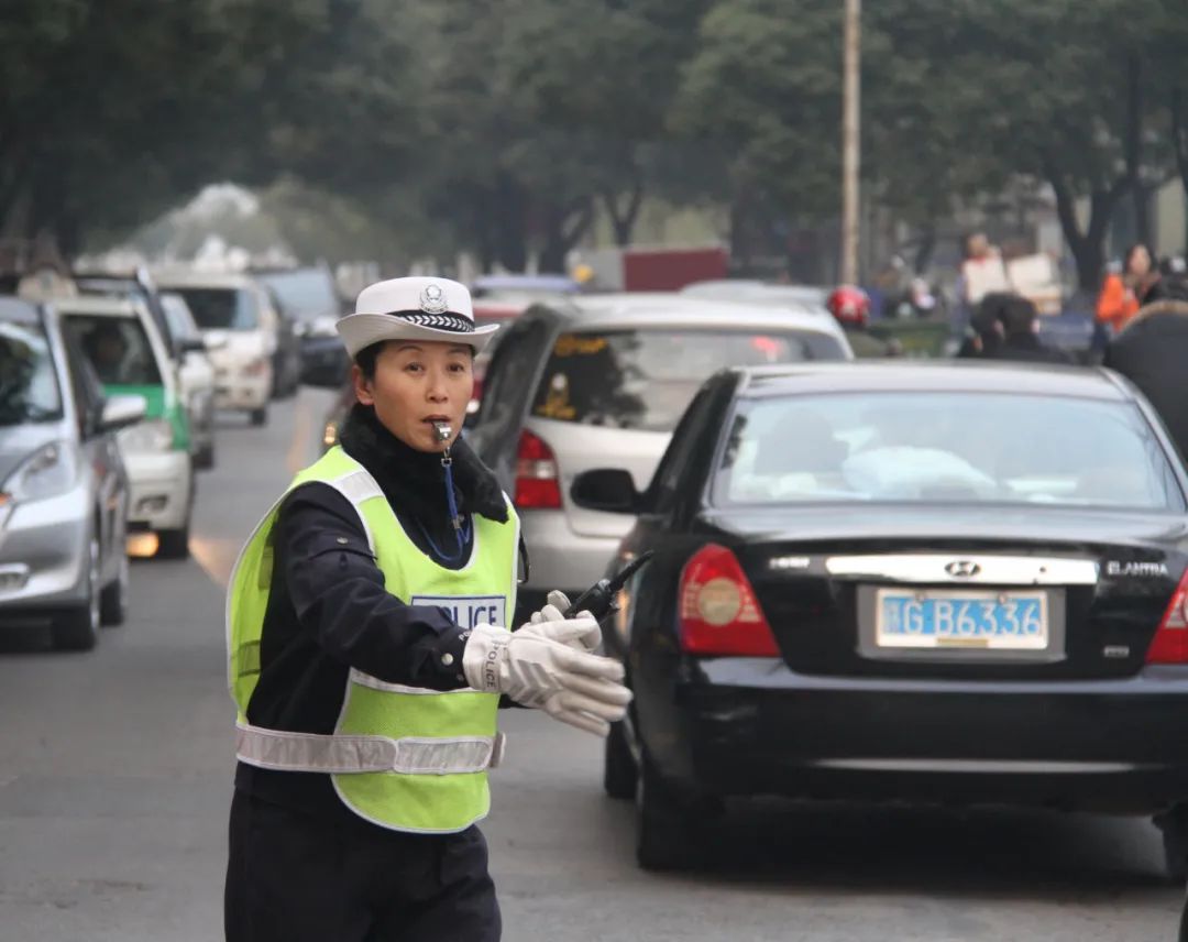 警营之星潘凤玲红绿灯下的坚守