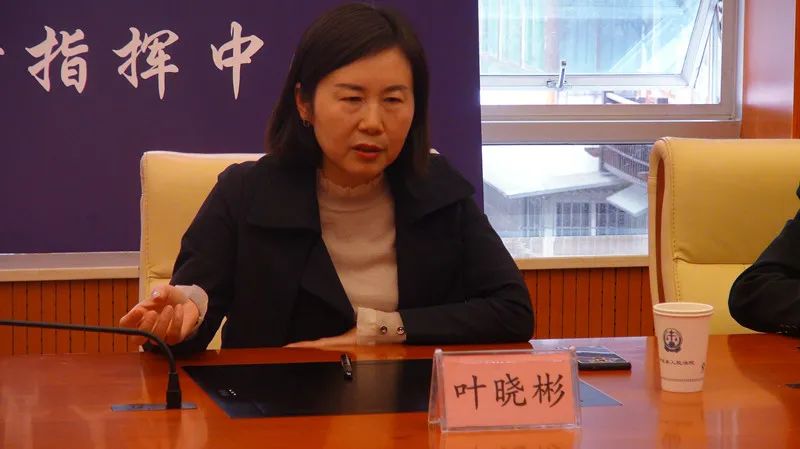 泸定法院院长邓萍与四川民族学院法学院院长叶晓彬代表双方签署了