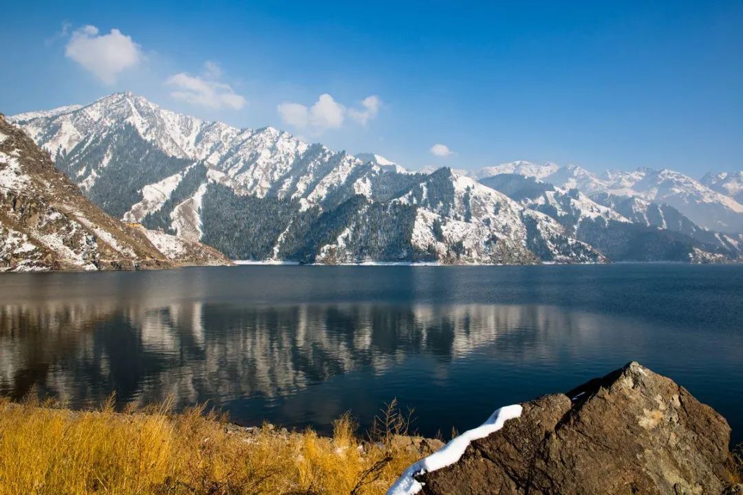 是古代冰川泥石流堵塞河道形成的高山湖泊,位于新疆天山东段最高峰