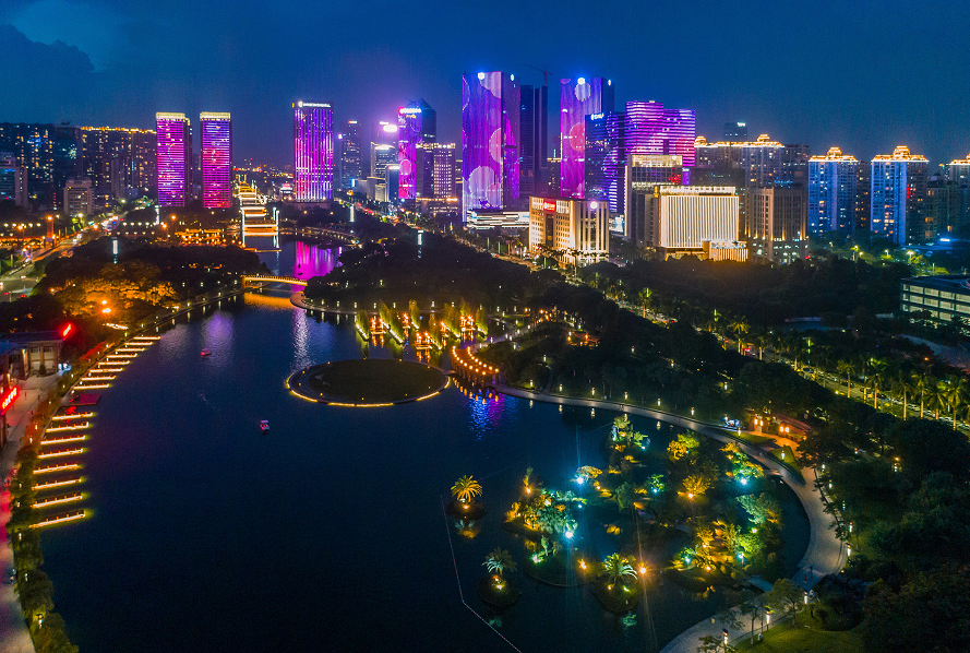 千灯湖畔上演震撼灯光秀。摄/宋兹檀